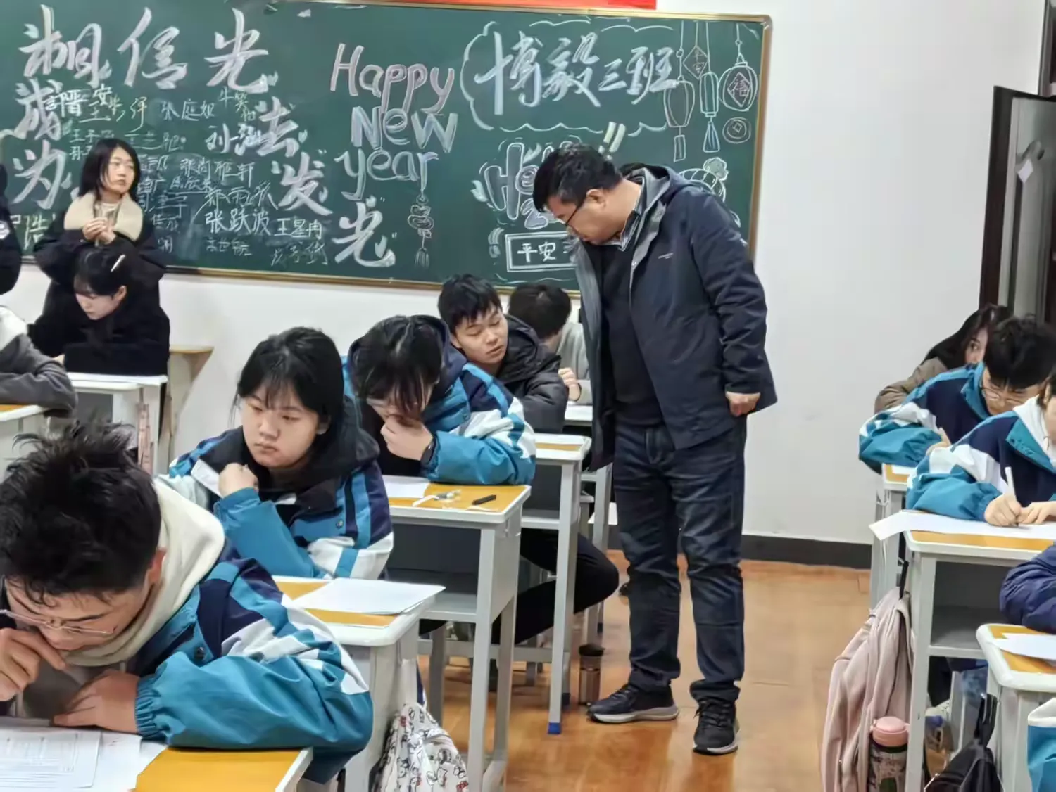 模拟考试现场，教师巡考